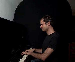 קורס פסנתר אונליין VS קורס פיסי – מה באמת כדאי?